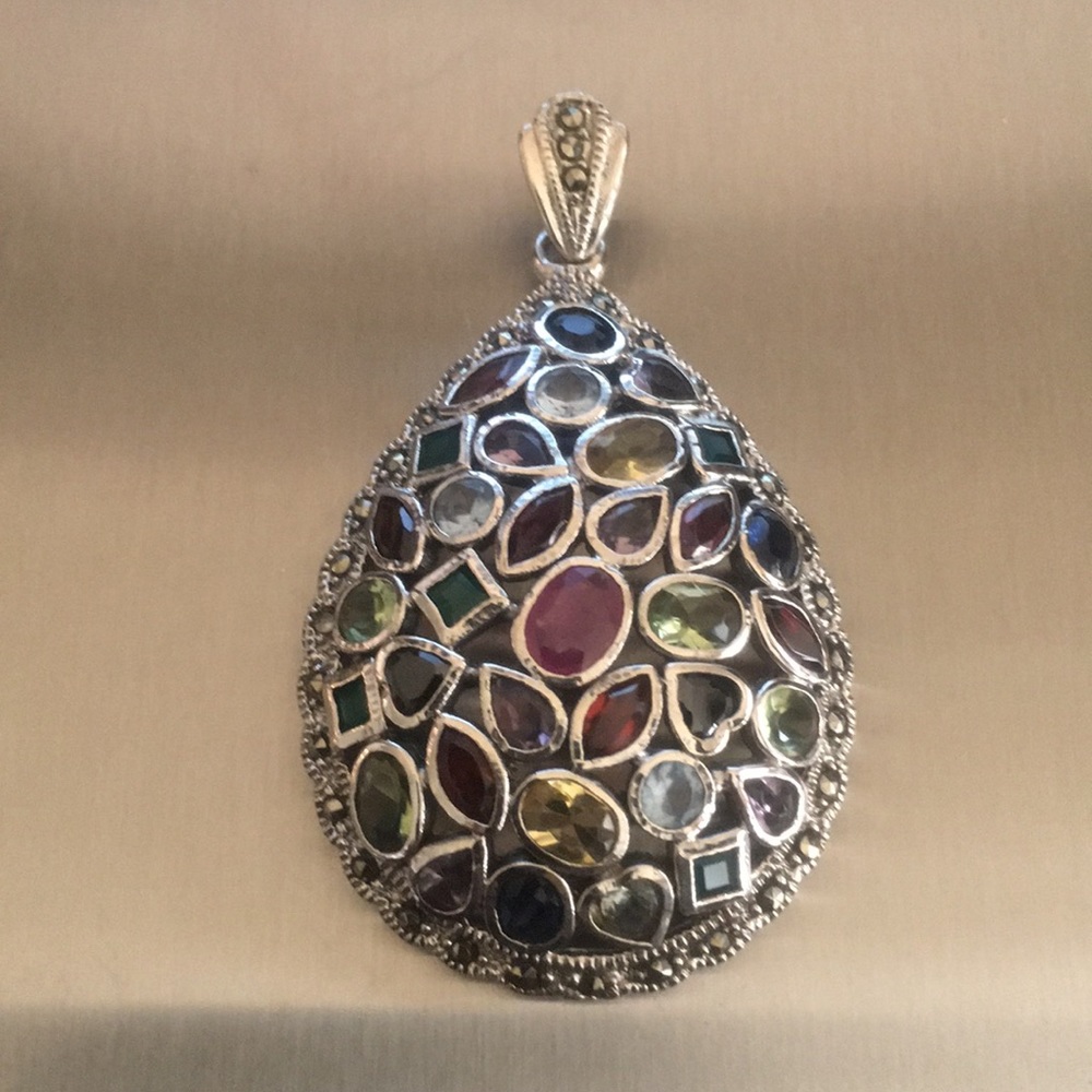 SILVER PENDANT CZ STONES.